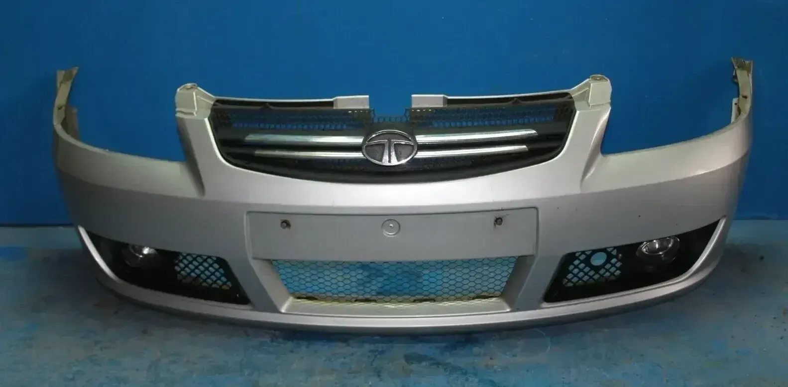 Tata Indica MAT6 Bj.09 Stoßstange vorne Kühlergrill Nebelscheinwerfer Gitter - Bild 1