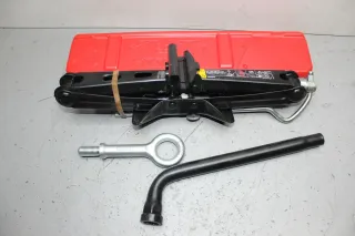 Bordwerkzeug Wagenheber Radschlüssel Abschleppöse Volvo C30 D4 Facelift Bj.11 - Bild 1