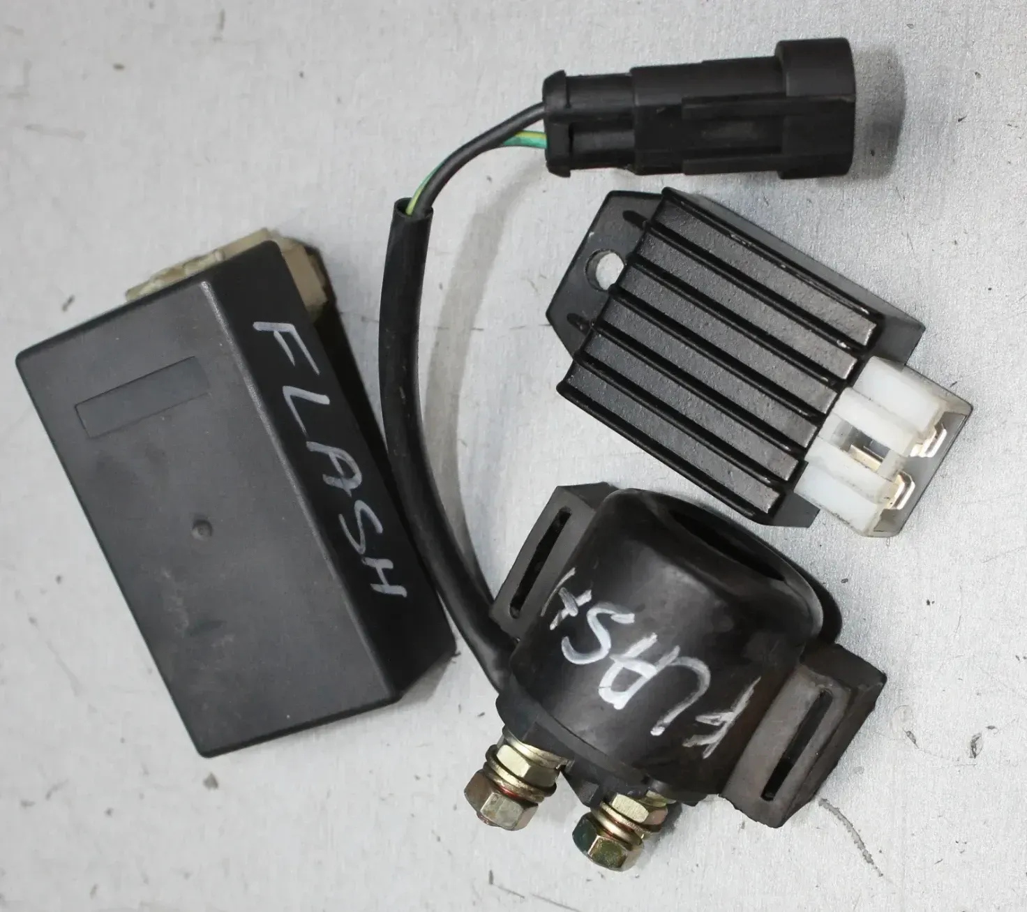 CDI Zündbox Spannungsregler Gleichrichter Anlasserrelais Keeway Flash 50 2-Takt - Bild 1