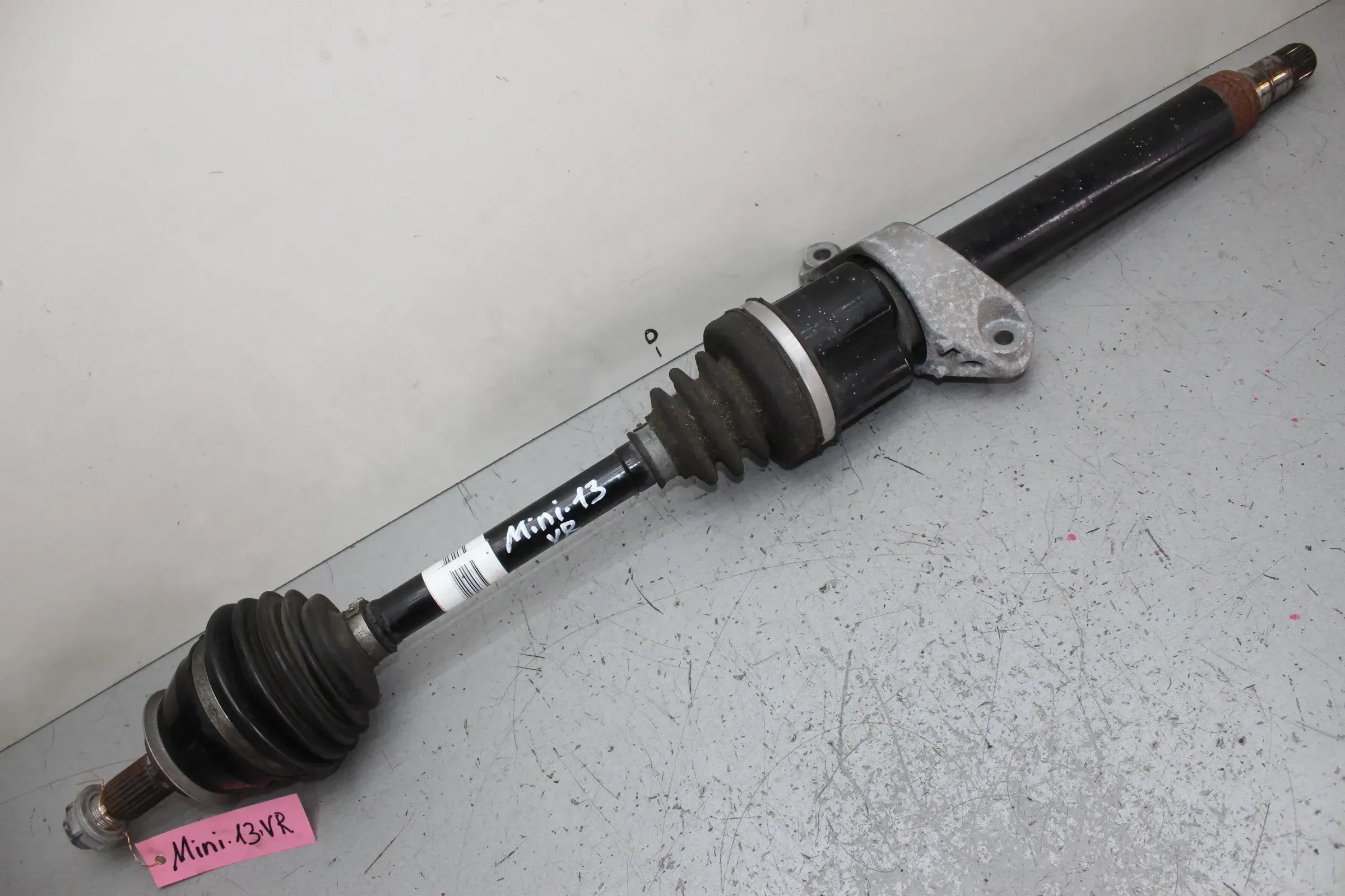 Antriebswelle Gelenkwelle vorne rechts 8605468 MINI Cooper R58 1.6 N16 Bj.13 - Bild 1