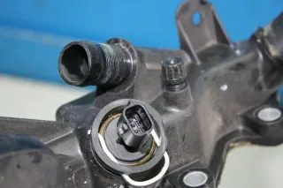 Renault Megane 3 III Bj.12 1.2 TCE Thermostatgehäuse Thermostat Gehäuse - Bild 3