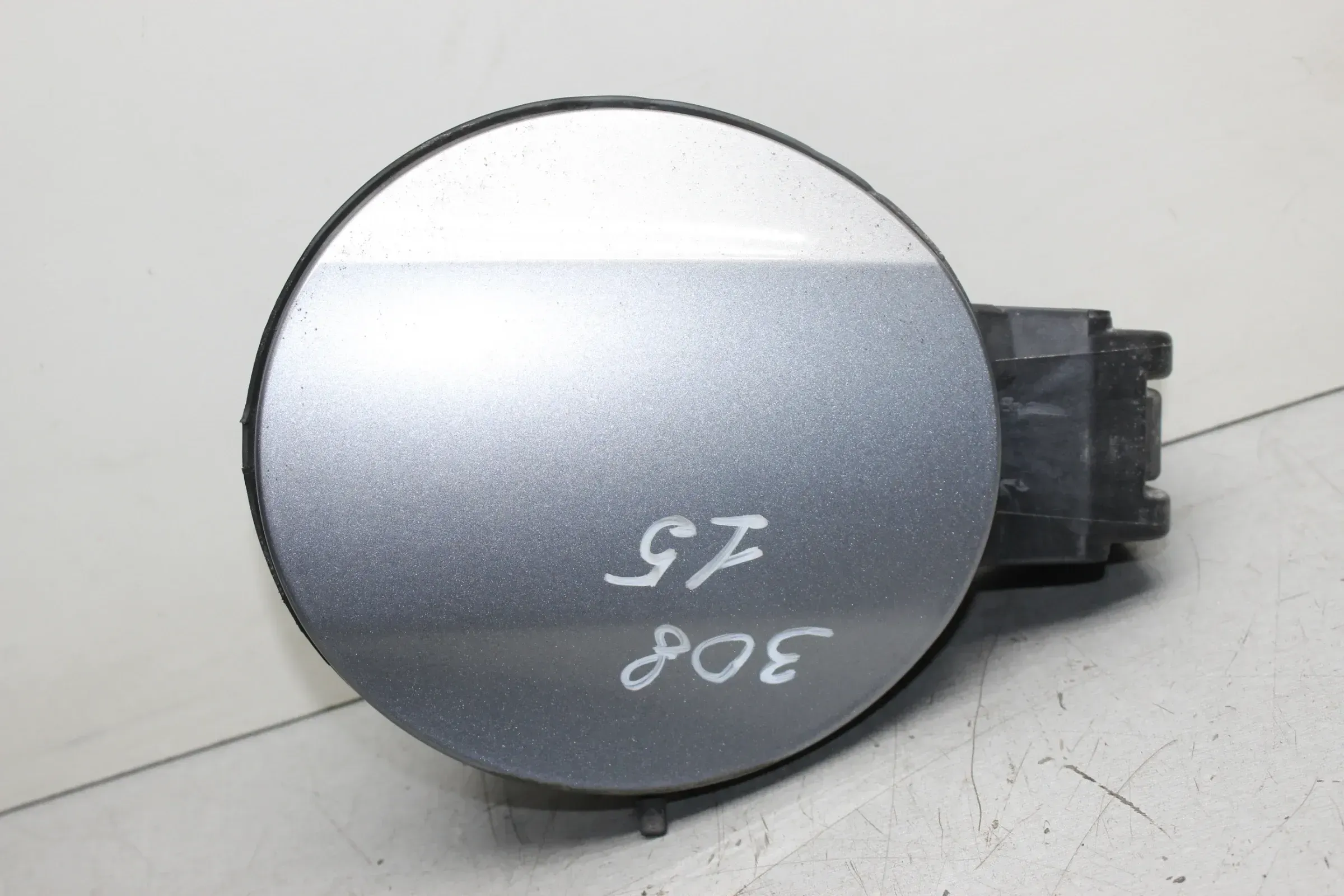 Tankklappe Tankdeckel 9802744380 9801135780 KCA Grau Peugeot 308 II SW Bj.15 - Bild 1
