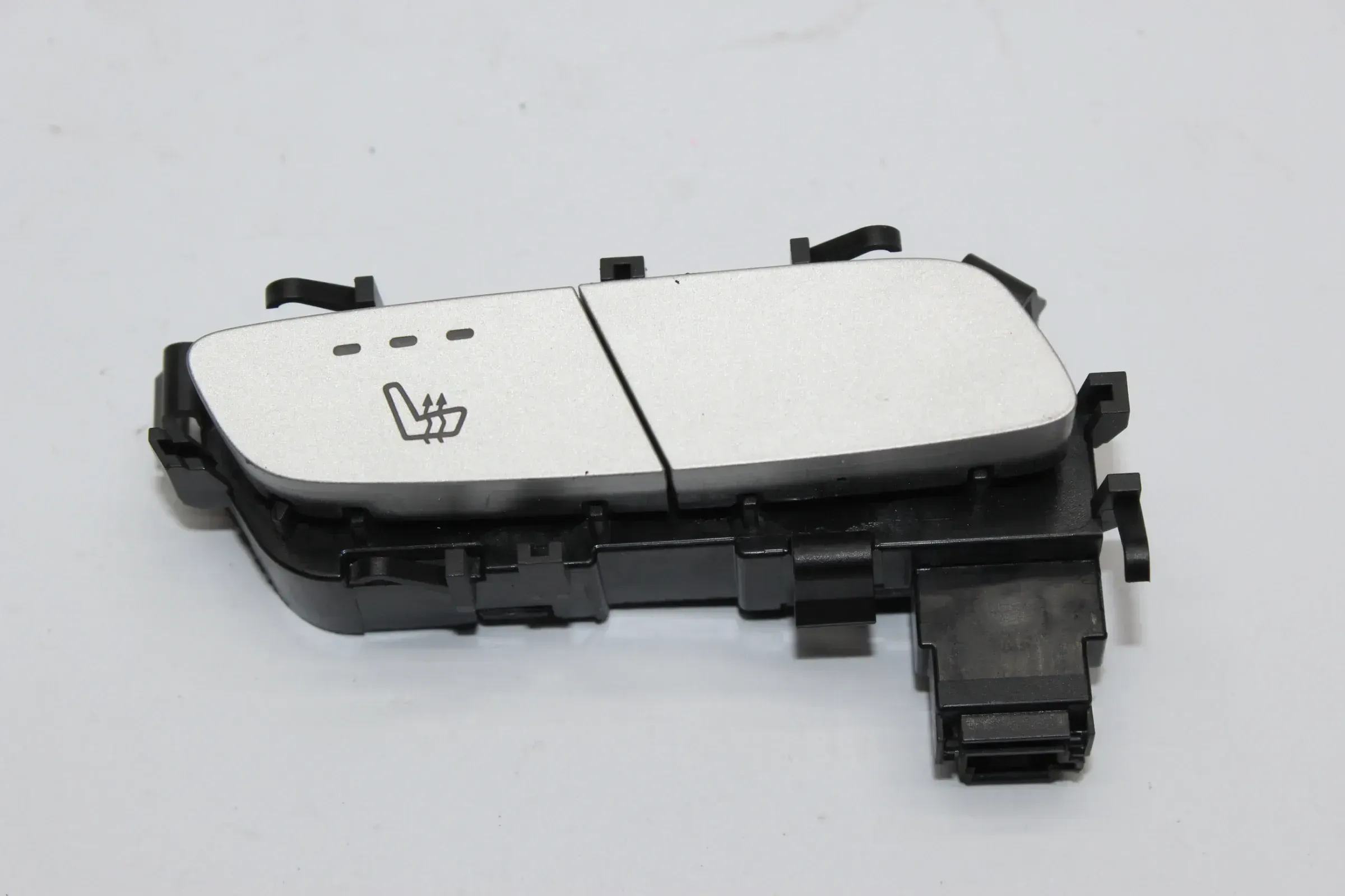 Schalter Sitzheizung vorne links A2139057302 Mercedes Benz GLC X253 Bj.19 - Bild 1