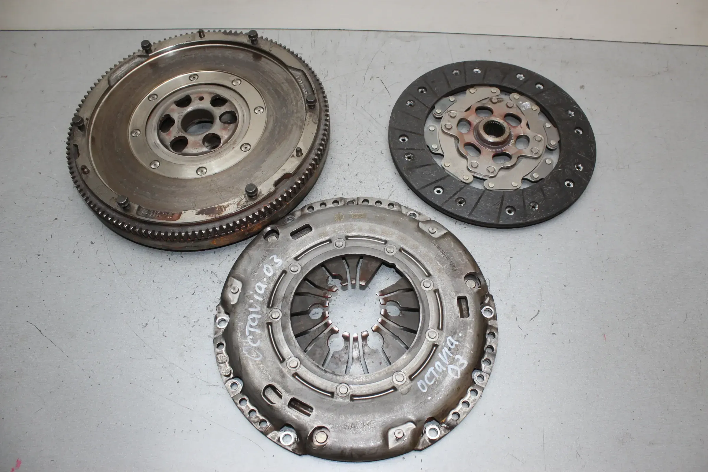 ZMS Schwungscheibe Schwungrad Druckplatte Skoda Octavia I Combi 1U 1.9 TDi Bj.03 - Bild 1