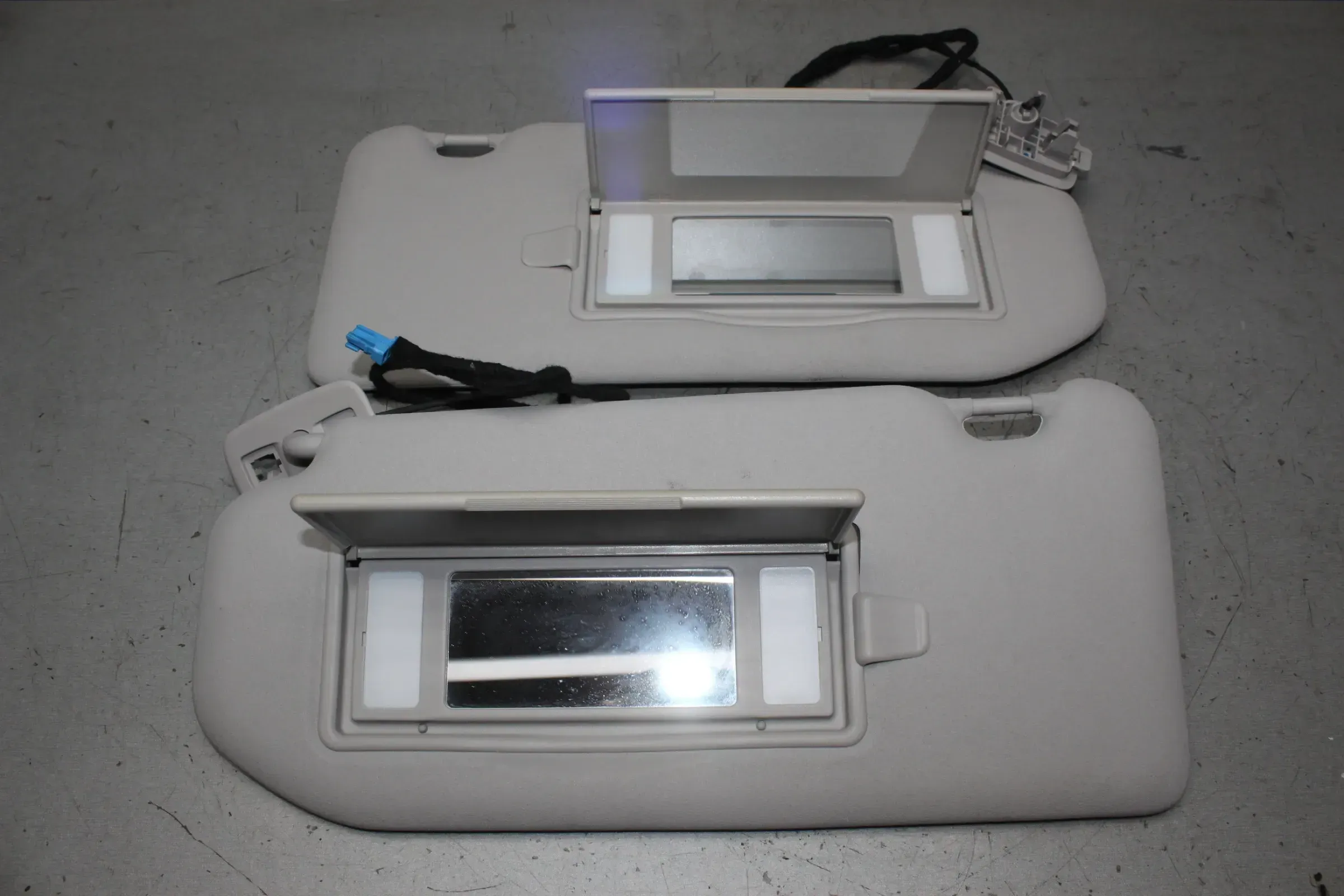 2x Sonnenblende mit Spiegel Beleuchtung links und rechts Citroen C4 II NC Bj.13 - Bild 1