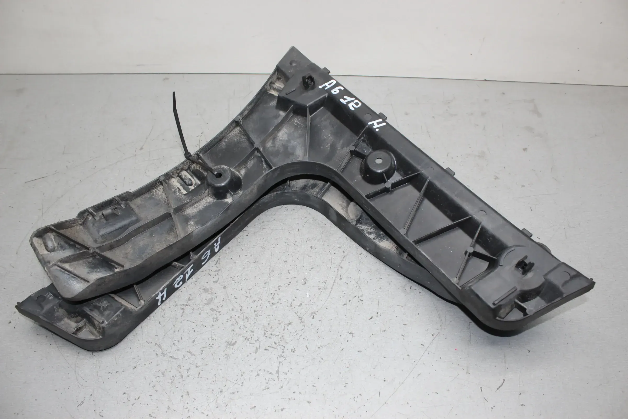 2x Halterung Stoßstange hinten links rechts 4G5807453A Audi A6 4G C7 Limo Bj.12 - Bild 1