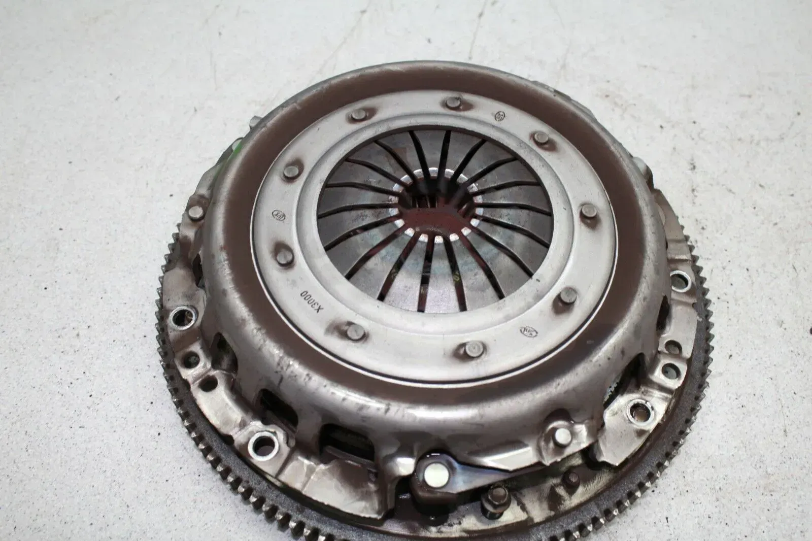 Schwungrad Schwungscheibe Druckplatte 21703-1601085 Lada Priora Kombi 2171 Bj.10 - Bild 1