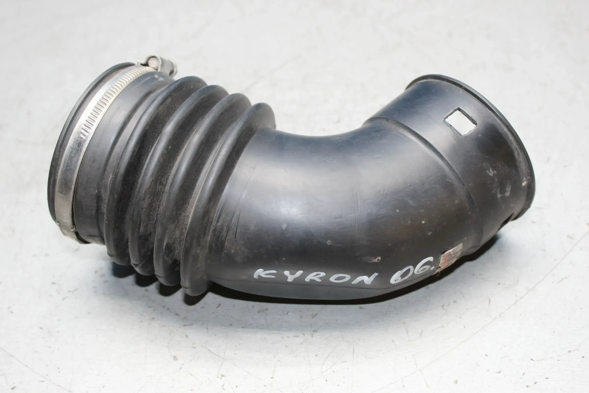 Ansaugrohr Luftrohr Leitung Luftführung 23520-09051 SsangYong Kyron 2.0 Xdi Bj.06 - Bild 1