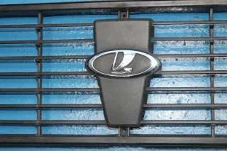 Lada Niva 2121 Bj.09 Kühlergrill Grill Gitter Emblem Logo vorne 2121-8401014 - Bild 3