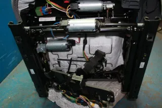 Fahrersitz Sitz vorne links el. verstellbar mit Airbag Peugeot 407 SW Bj.06 - Bild 10