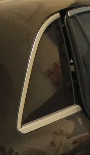 Zierleiste Seitenfenster hinten rechts A2536700222 Mercedes Benz GLC X253 Bj.19 - Bild 2