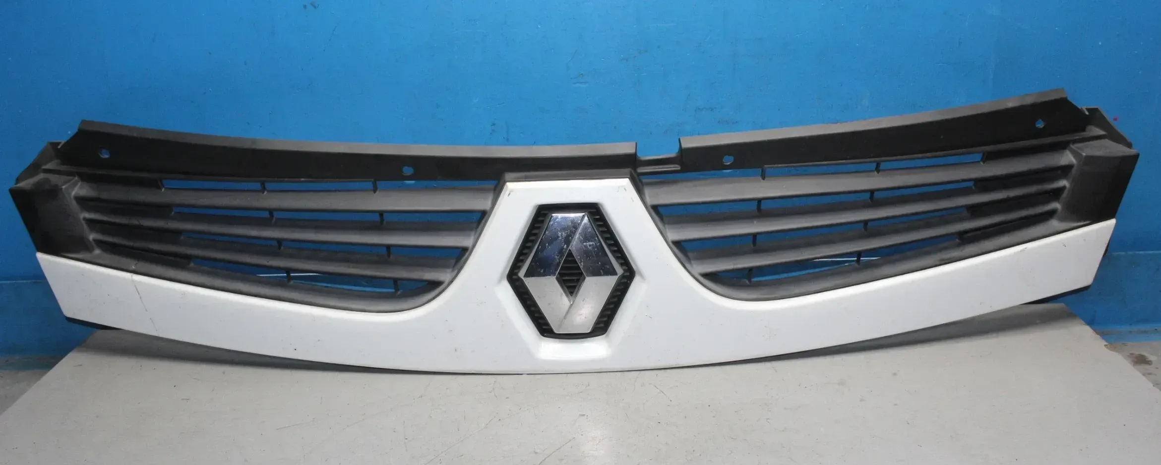 Kühlergrill Grill Emblem vorne Frontgrill 8200426365 Renault Master II Bj.10 - Bild 1