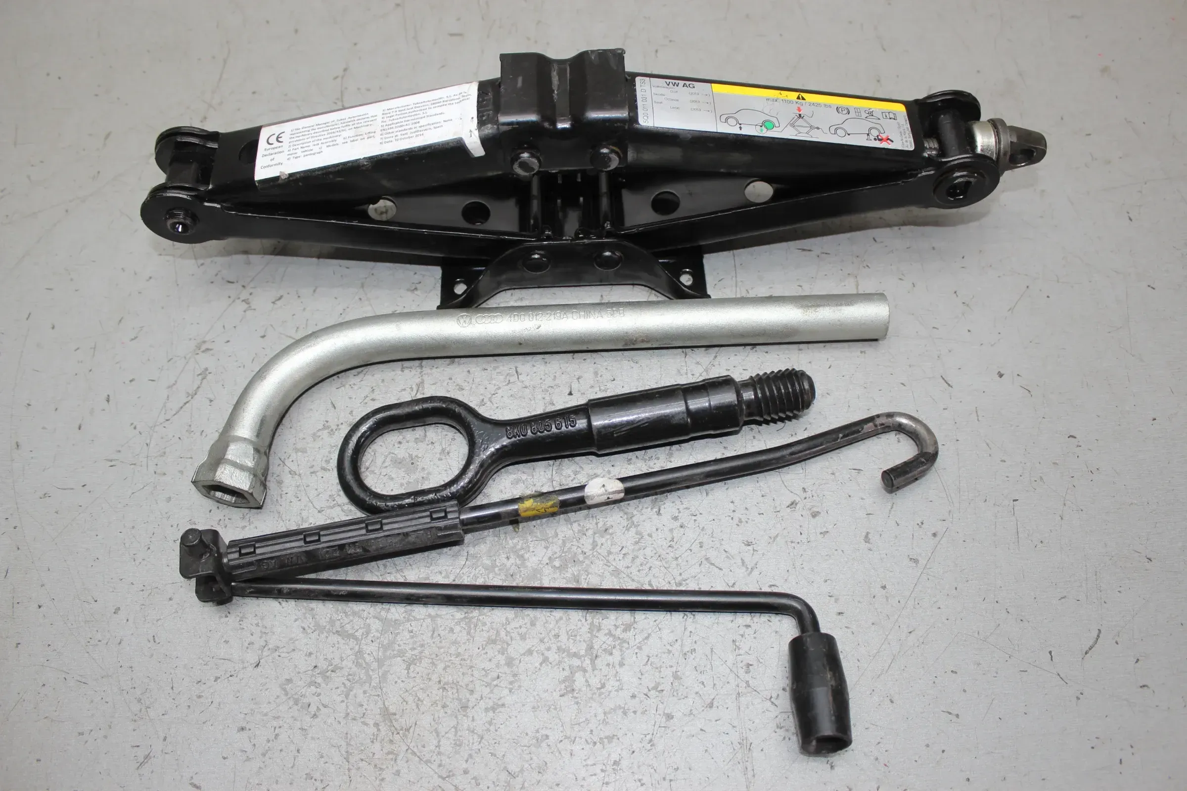 Wagenheber Abschleppöse Öse 5Q0011031D, 8K0805615 Skoda Octavia III 5E Bj.15 - Bild 1