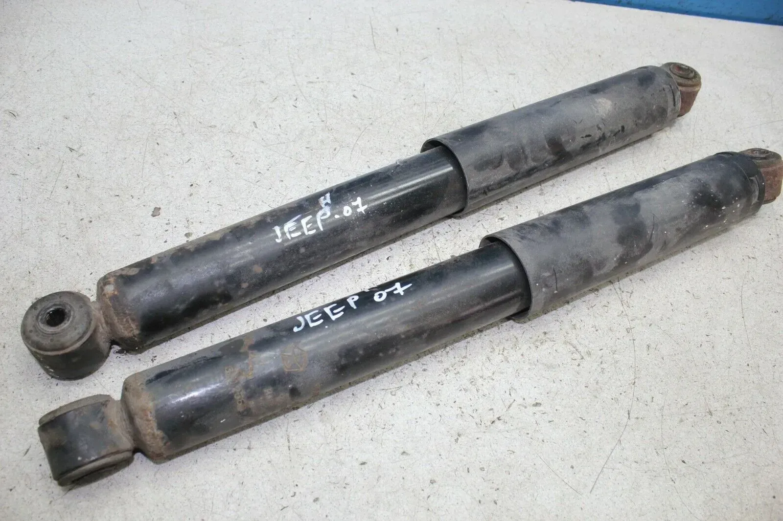 2x Stoßdämpfer hinten Dämpfer links rechts 52088673AE Jeep Cherokee KJ Bj.07 - Bild 1