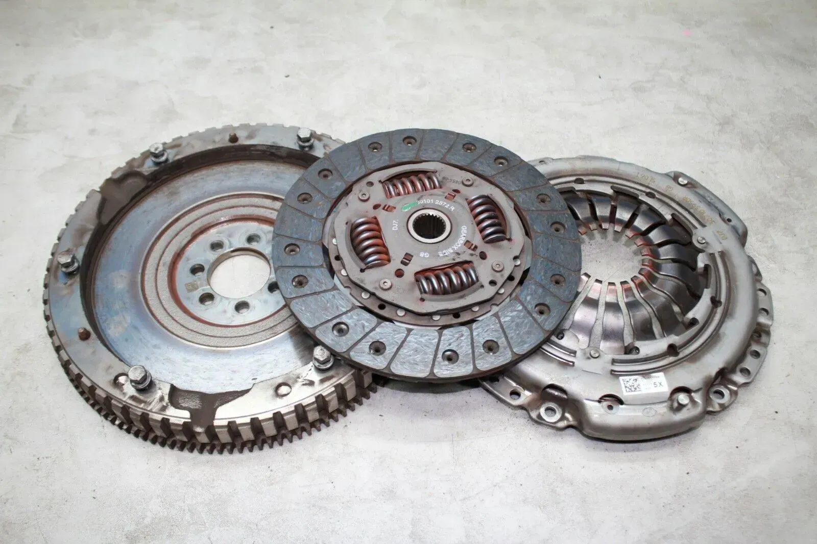 Schwungrad Schwungscheibe Druckplatte 302103950R Renault Clio 4 Bj.15 - Bild 1
