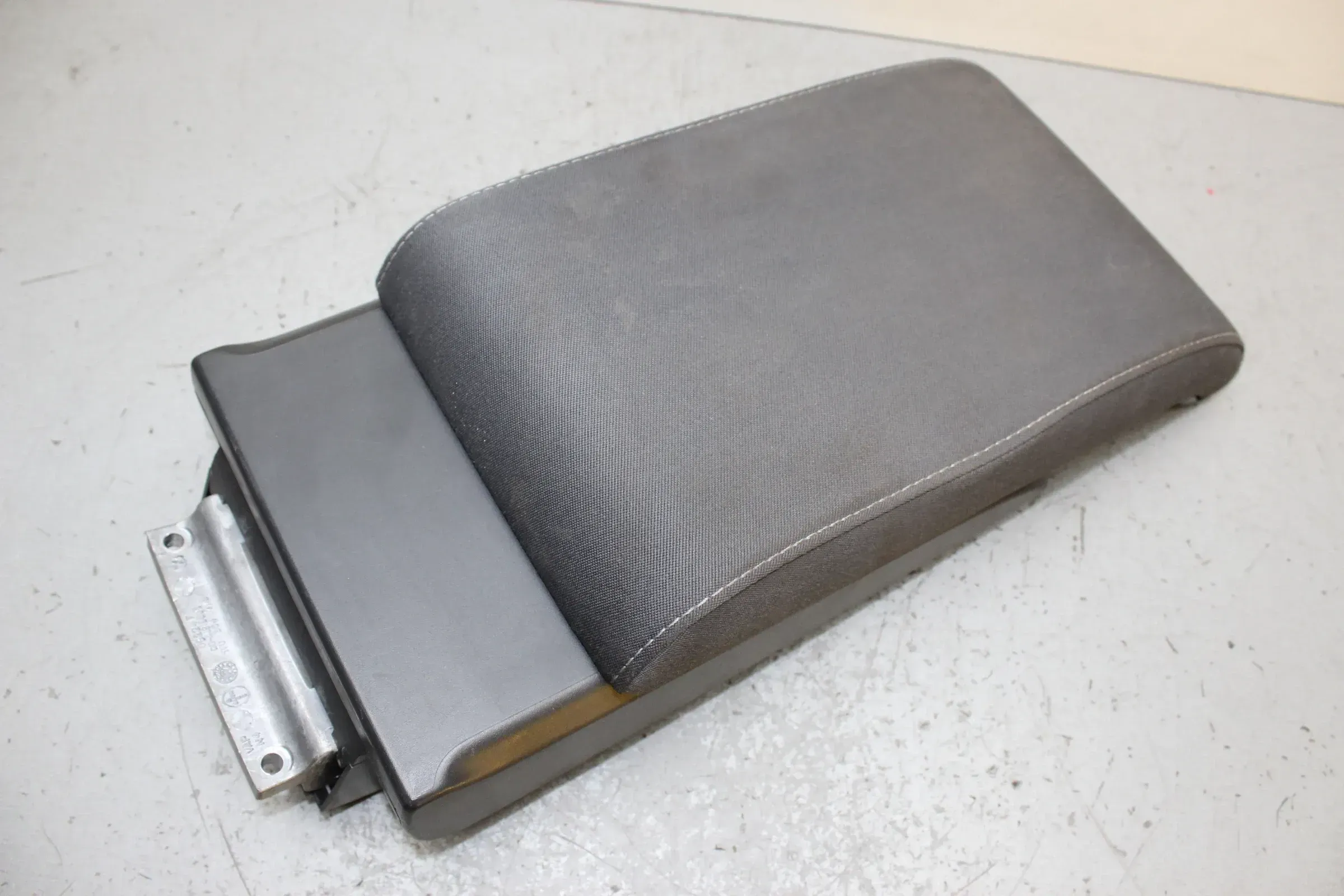 Mittelarmlehne Armlehne Stoff 1T0864208, 1T0864249C, VW Touran 1T1 1T2 Bj.08 - Bild 1