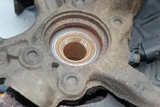 Achsschenkel Radnabe ABS vorne rechts VW Golf V 1K5 1.9 TDI Variant Bj.09 - Bild 3