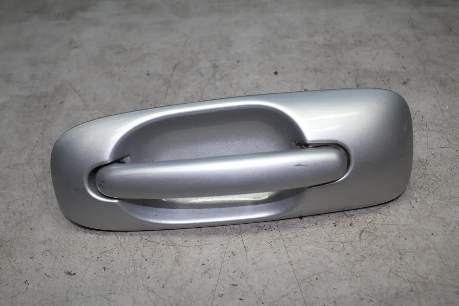 Türgriff Griff außen Schiebetür hinten links Silber Chrysler Voyager IV RG Bj.08 - Bild 1
