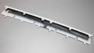 Audi Q3 8U Verbindungsstück Leiste Stoßstange vorne mitte 8U0807663 Weiss - Bild 2
