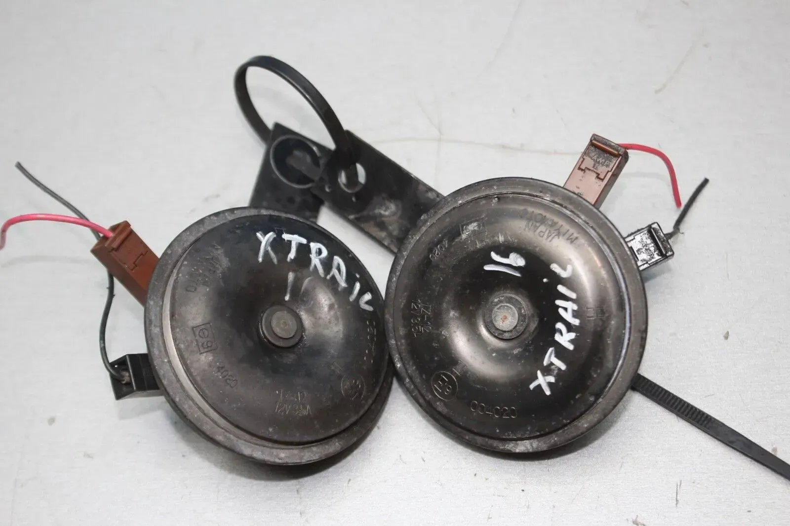 2x Hupe Klaxon Alarm 256104CC0A 256204CC0A Nissan X-Trail T32 Bj.16 - Bild 1